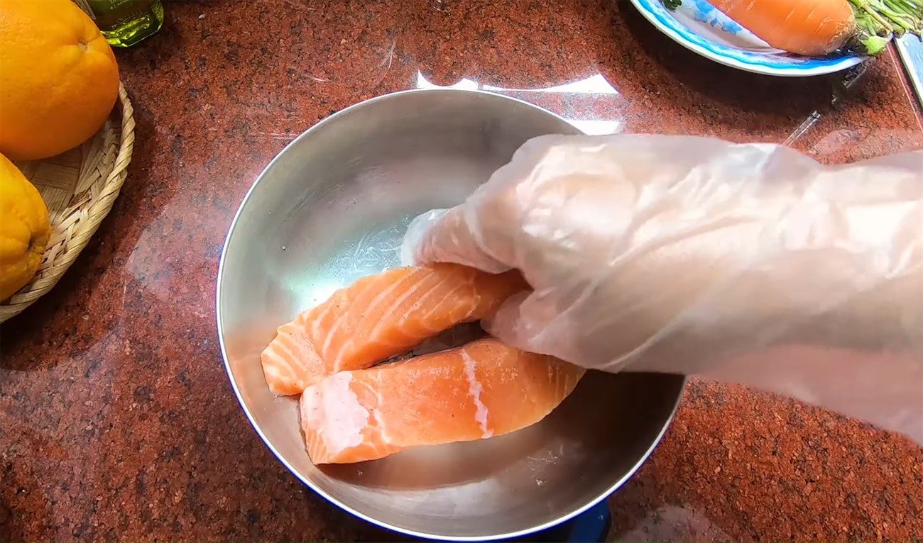 cá hồi áp chảo sốt chanh dây 2