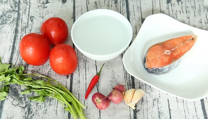 chuẩn bị nguyên liệu cá hồi sốt cà chua