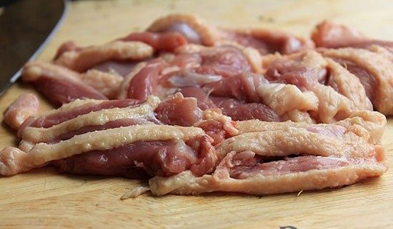 Thái thịt ngan thành miếng mỏng vừa ăn