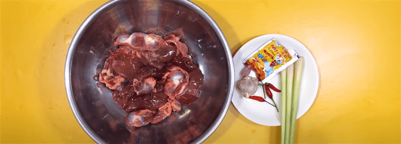 lòng gà xào sả ớt