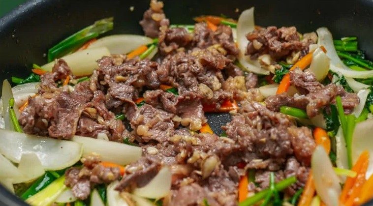 thịt bò xào cà rốt hành tây 5
